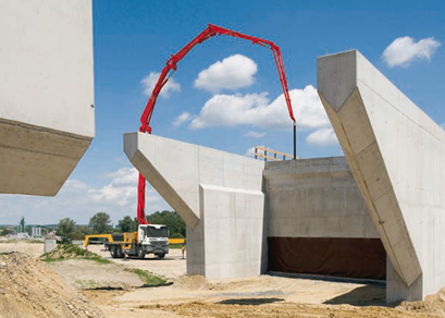 ปั๊มคอนกรีต Concrete Pump สำหรับลำเลียงคอนกรีตผสมเสร็จ